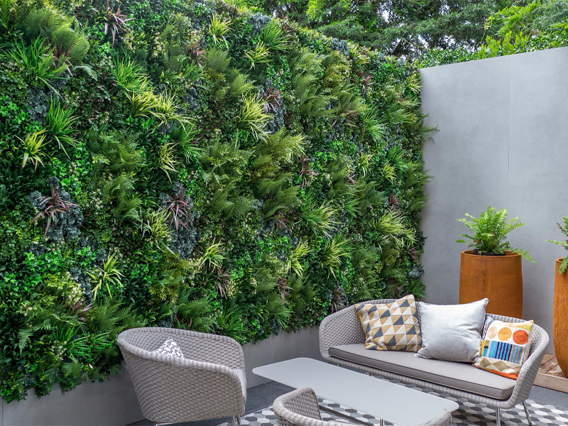 Residence decorated with an artificial living wall